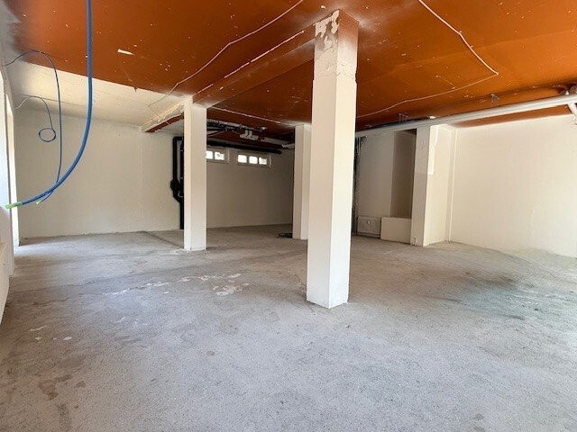 128m² shop