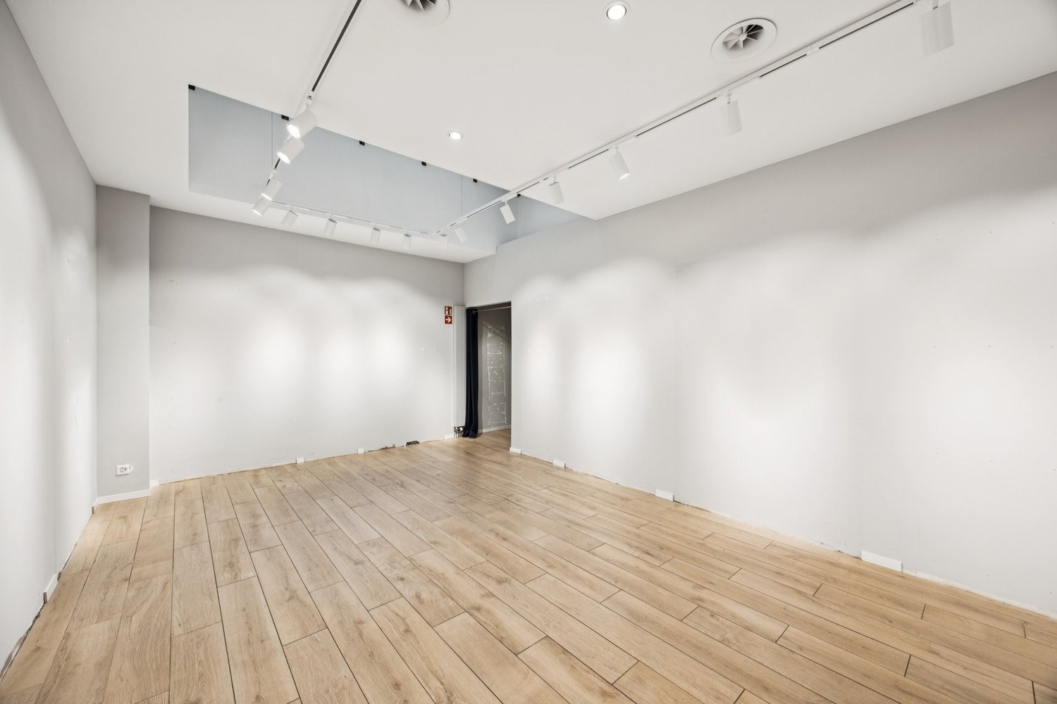 71m² shop