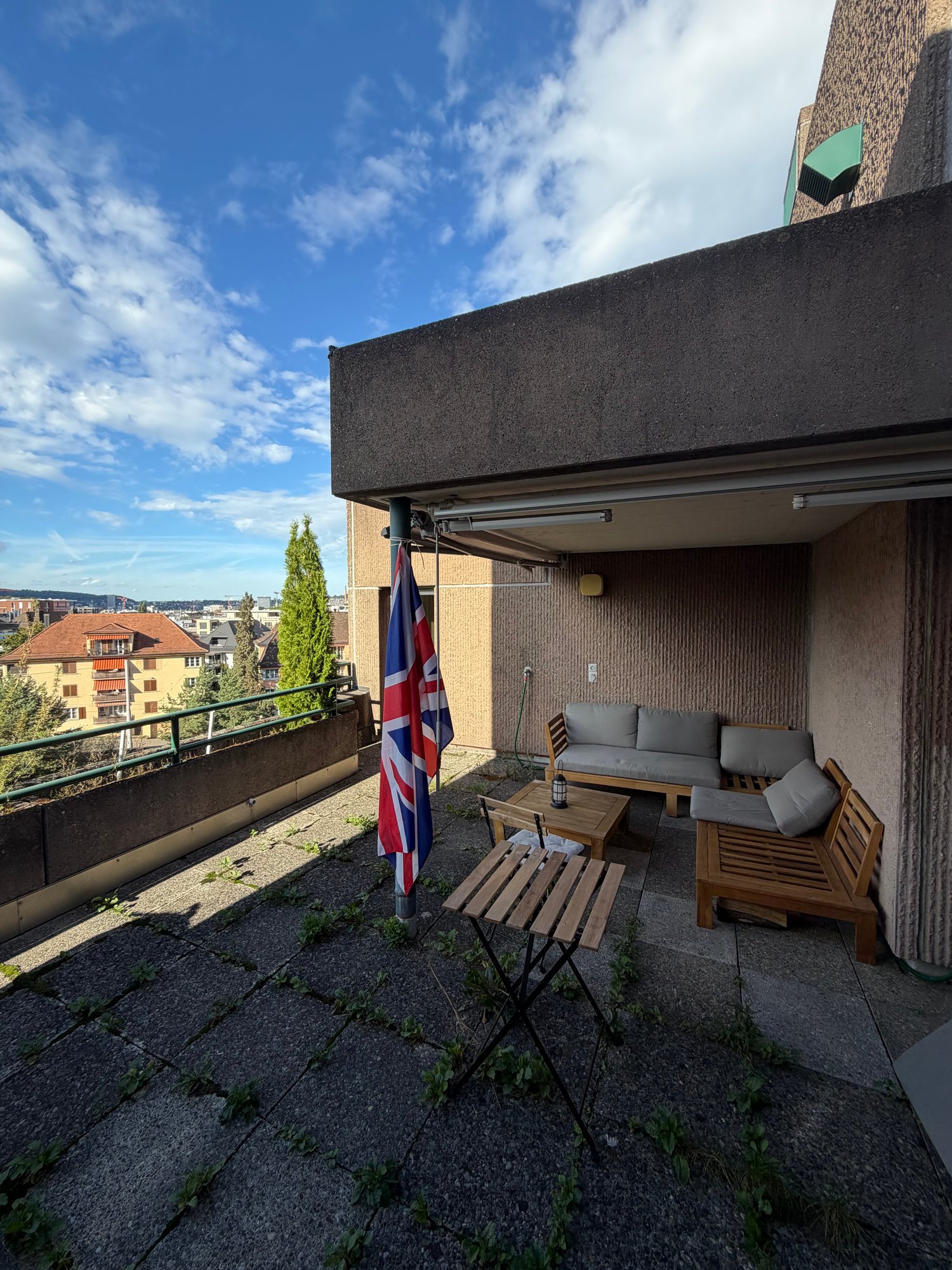 Zimmer in einer WG

Hallo zusammen! 👋 Ich ziehe Anfang November aus (ideal am 2., aber noch offen, falls es früher benötigt wird) und suche jemanden, der mein Zimmer in Zürich übernimmt, das in Laubegg liegt (nur 7 Min. vom Bahnhof Enge). Wir haben die Tram direkt vor dem Haus und auch Migros/Coop.