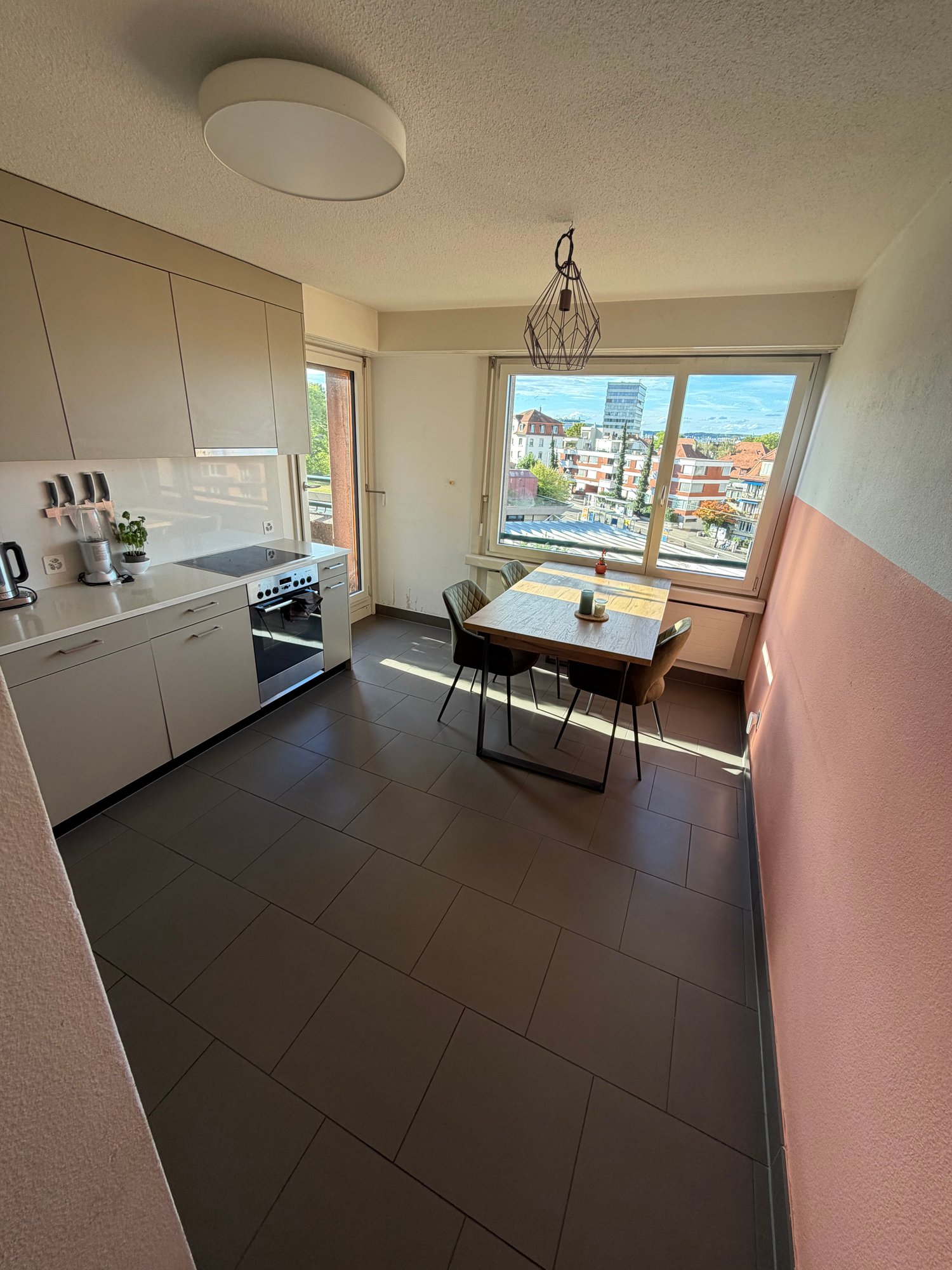 Zimmer in einer WG

Hallo zusammen! 👋 Ich ziehe Anfang November aus (ideal am 2., aber noch offen, falls es früher benötigt wird) und suche jemanden, der mein Zimmer in Zürich übernimmt, das in Laubegg liegt (nur 7 Min. vom Bahnhof Enge). Wir haben die Tram direkt vor dem Haus und auch Migros/Coop.