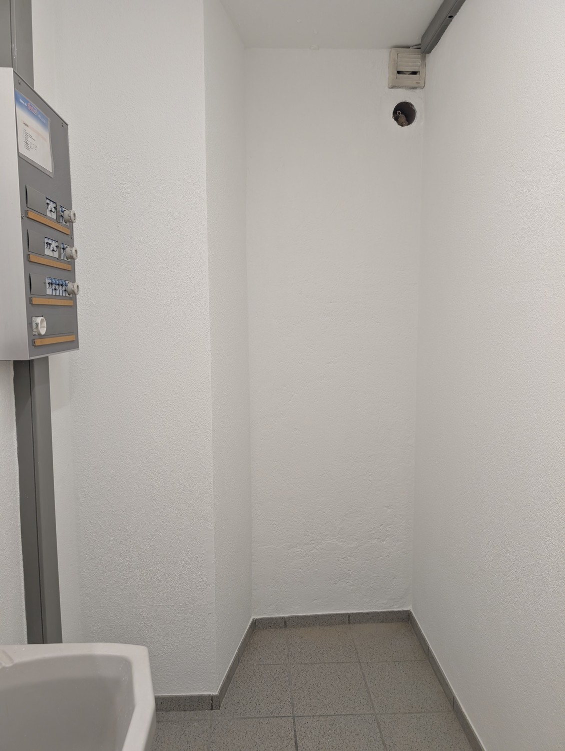 84m² shop