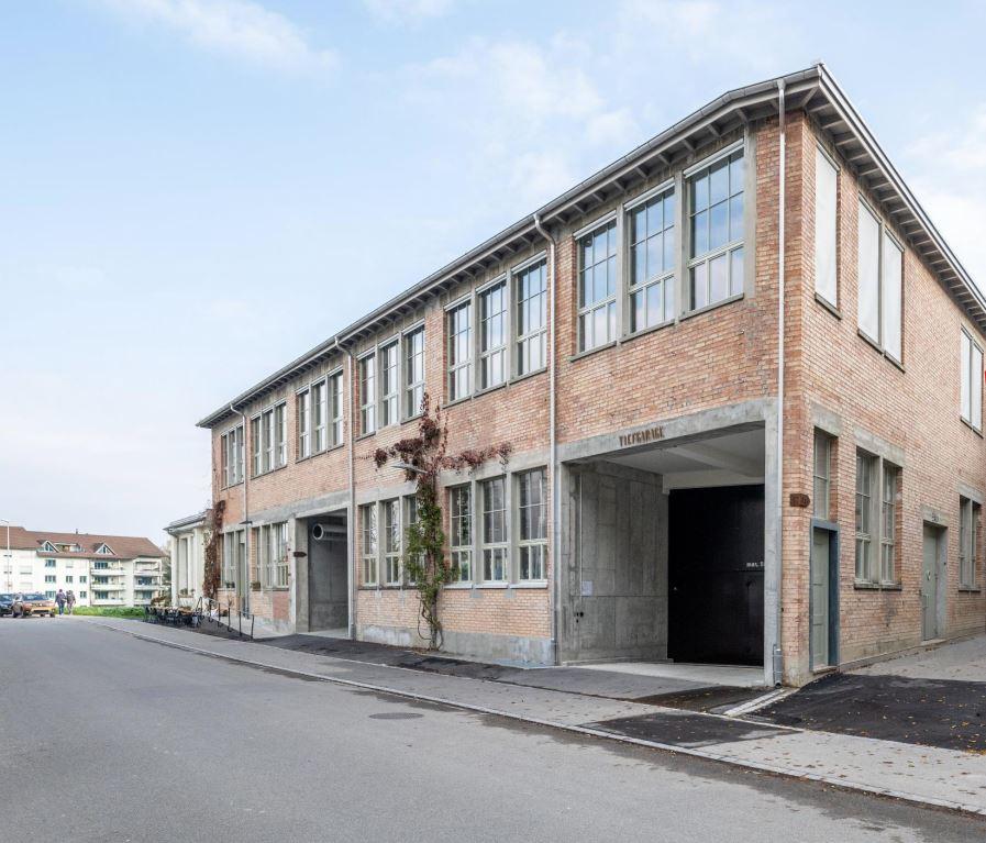 Place couverte

Nous louons immédiatement ou à convenir diverses places de stationnement dans un parking souterrain à la Walzmühlestrasse 49/49a à Frauenfeld.

La hauteur du garage est de 2.2m.

La TVA de 8.1% s'ajoute au loyer indiqué.

Nous restons à votre entière disposition pour toute question. 