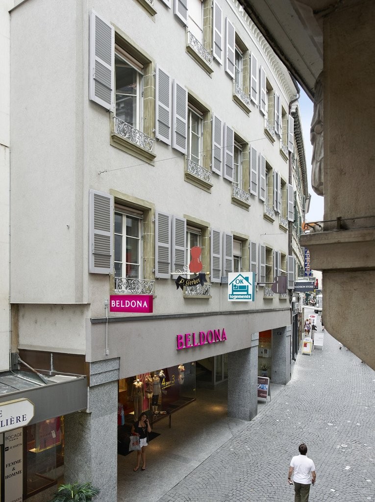 166m² shop