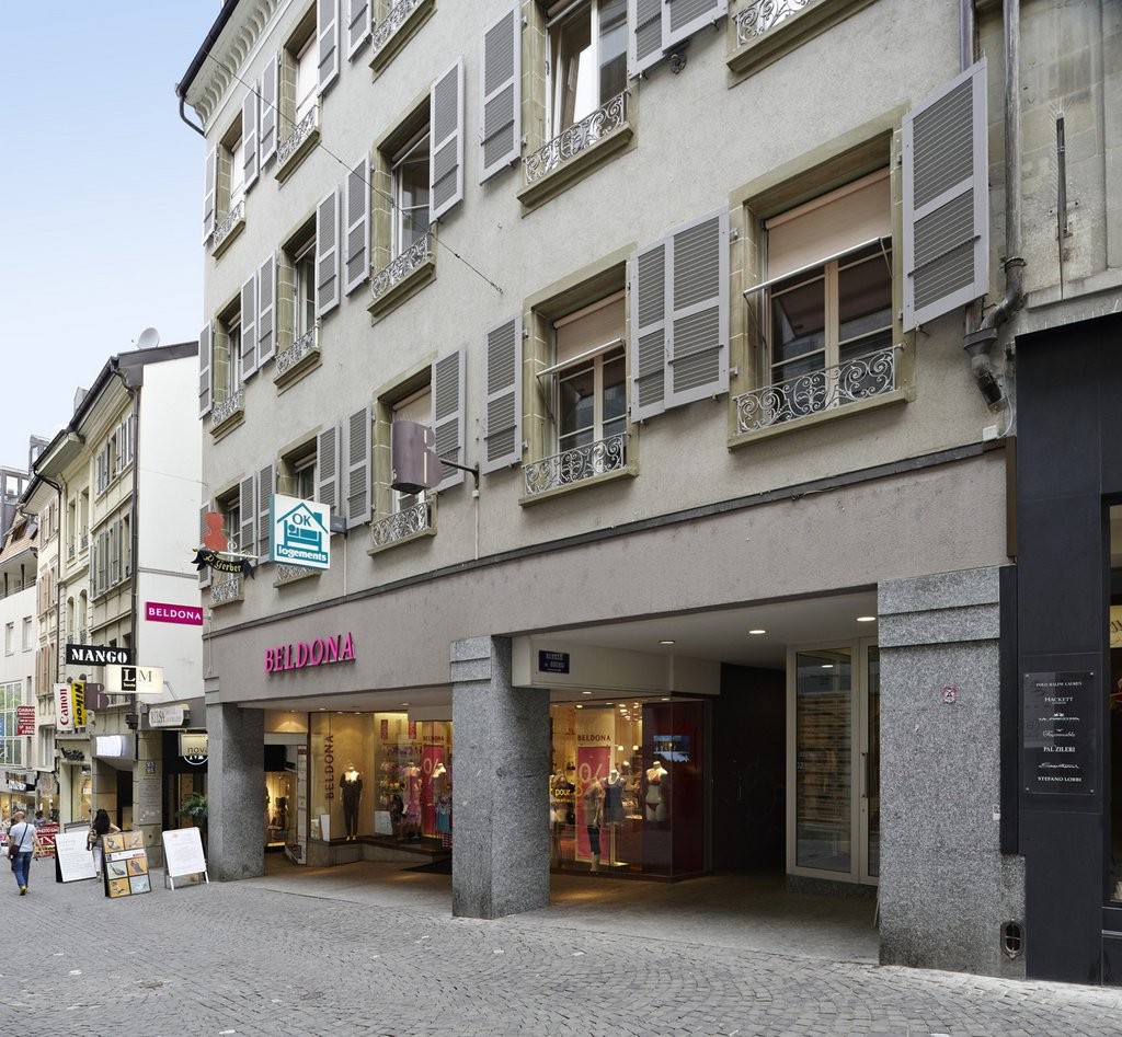 166m² shop