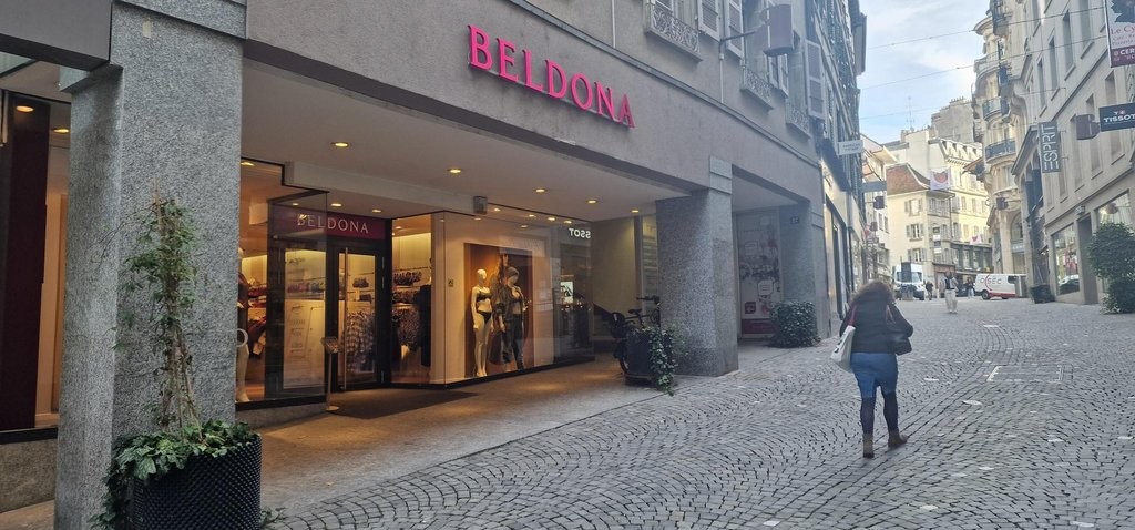 166m² shop