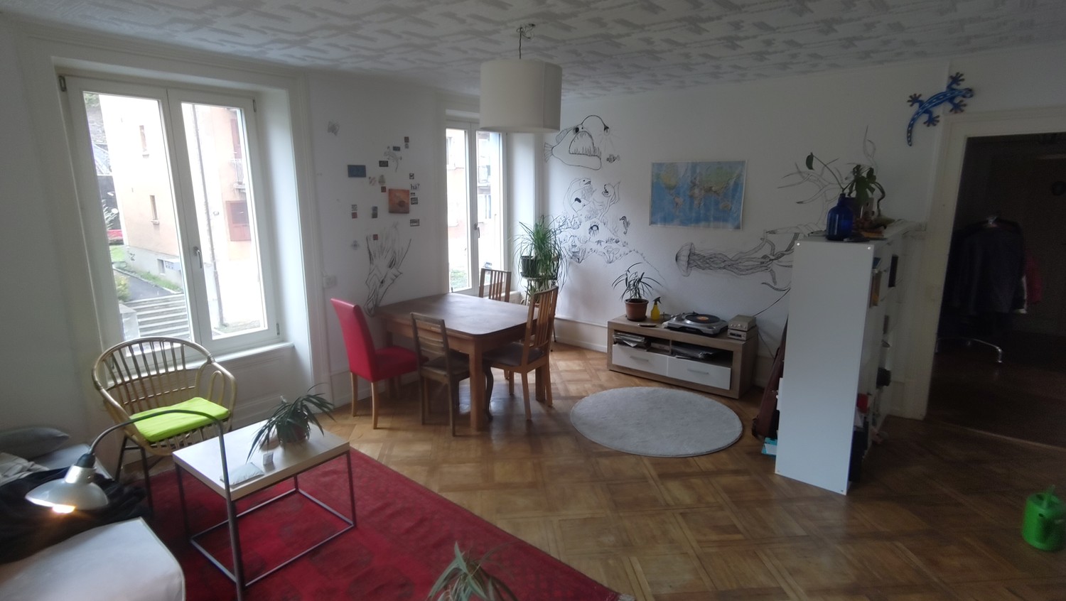 Stanza vicino alla città vecchia di Biel in affitto dal 1° nov (eventualmente prima) con contratto limitato fino a circa giugno/luglio. Uso comune di cucina, bagno, soggiorno e balcone. Noi (lui 25/lavoratore, lei 27/studentessa) siamo aperti, parliamo EN/DE/FR e cerchiamo un/una coinquilino/a simpa, foto 1 di 5