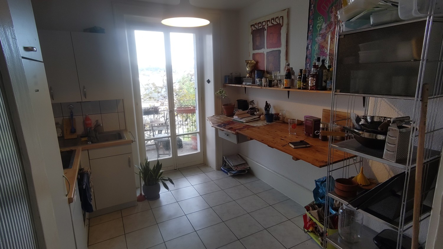 Stanza vicino alla città vecchia di Biel in affitto dal 1° nov (eventualmente prima) con contratto limitato fino a circa giugno/luglio. Uso comune di cucina, bagno, soggiorno e balcone. Noi (lui 25/lavoratore, lei 27/studentessa) siamo aperti, parliamo EN/DE/FR e cerchiamo un/una coinquilino/a simpa, foto 2 di 5