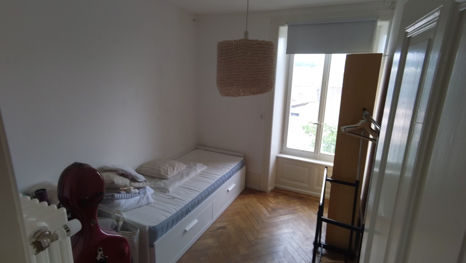 Stanza vicino alla città vecchia di Biel in affitto dal 1° nov (eventualmente prima) con contratto limitato fino a circa giugno/luglio. Uso comune di cucina, bagno, soggiorno e balcone. Noi (lui 25/lavoratore, lei 27/studentessa) siamo aperti, parliamo EN/DE/FR e cerchiamo un/una coinquilino/a simpa, foto 4 di 5