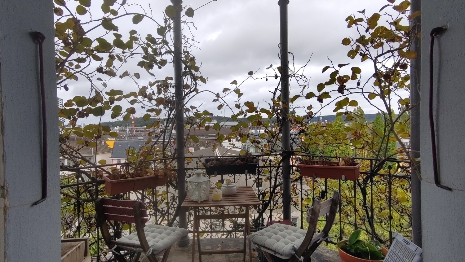 Stanza vicino alla città vecchia di Biel in affitto dal 1° nov (eventualmente prima) con contratto limitato fino a circa giugno/luglio. Uso comune di cucina, bagno, soggiorno e balcone. Noi (lui 25/lavoratore, lei 27/studentessa) siamo aperti, parliamo EN/DE/FR e cerchiamo un/una coinquilino/a simpa, foto 3 di 5