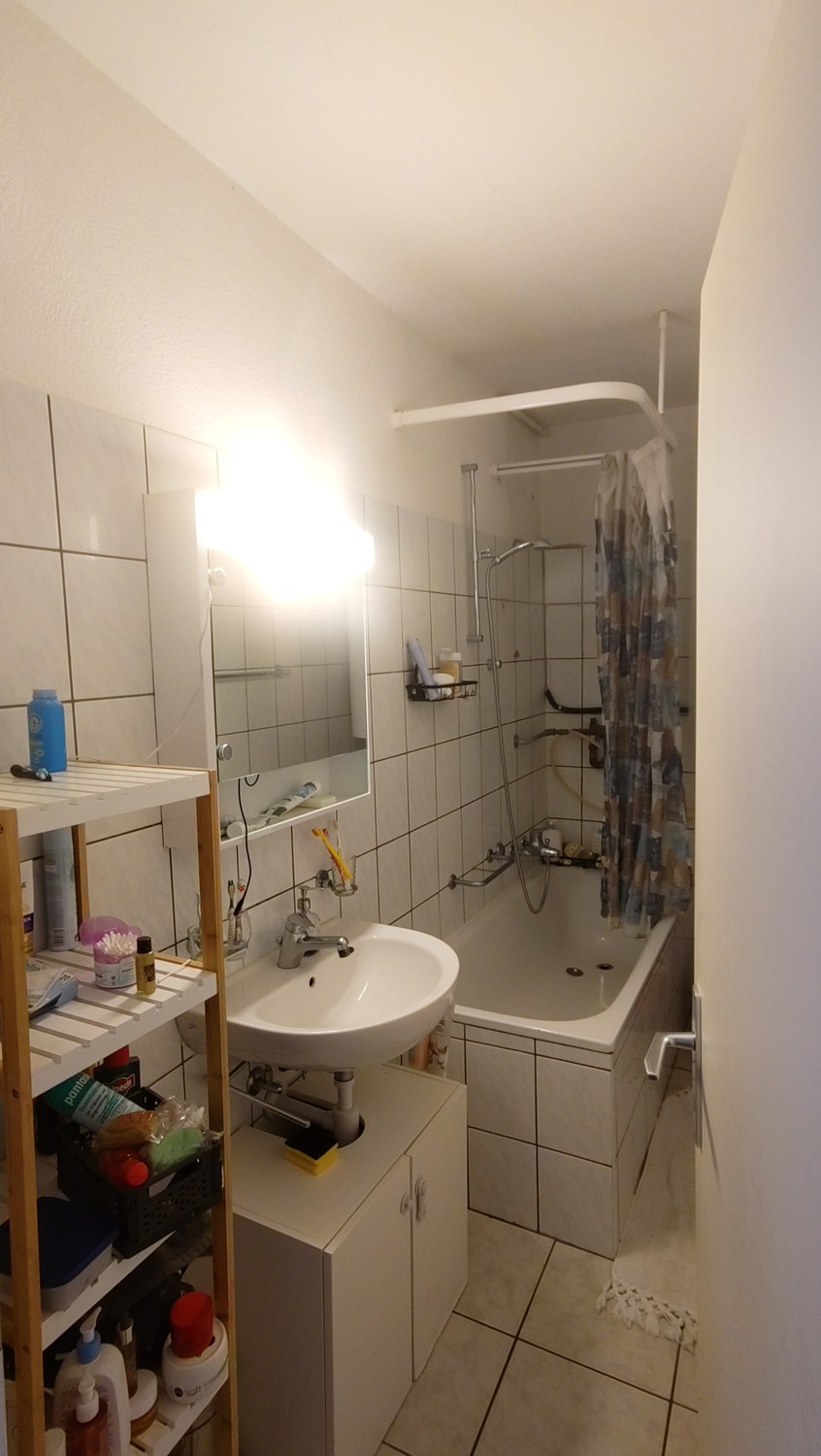 Stanza vicino alla città vecchia di Biel in affitto dal 1° nov (eventualmente prima) con contratto limitato fino a circa giugno/luglio. Uso comune di cucina, bagno, soggiorno e balcone. Noi (lui 25/lavoratore, lei 27/studentessa) siamo aperti, parliamo EN/DE/FR e cerchiamo un/una coinquilino/a simpa, foto 5 di 5