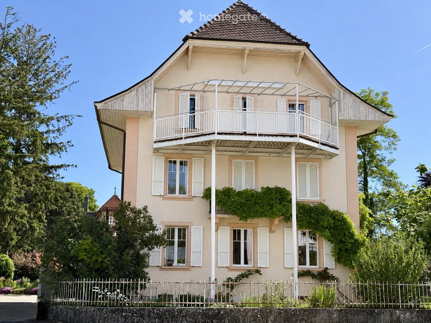 5 rooms apartment