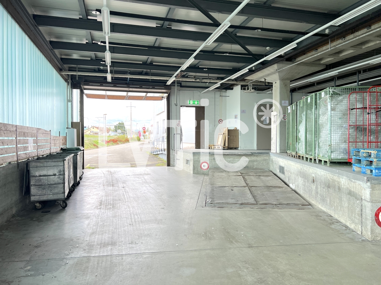 325m² shop