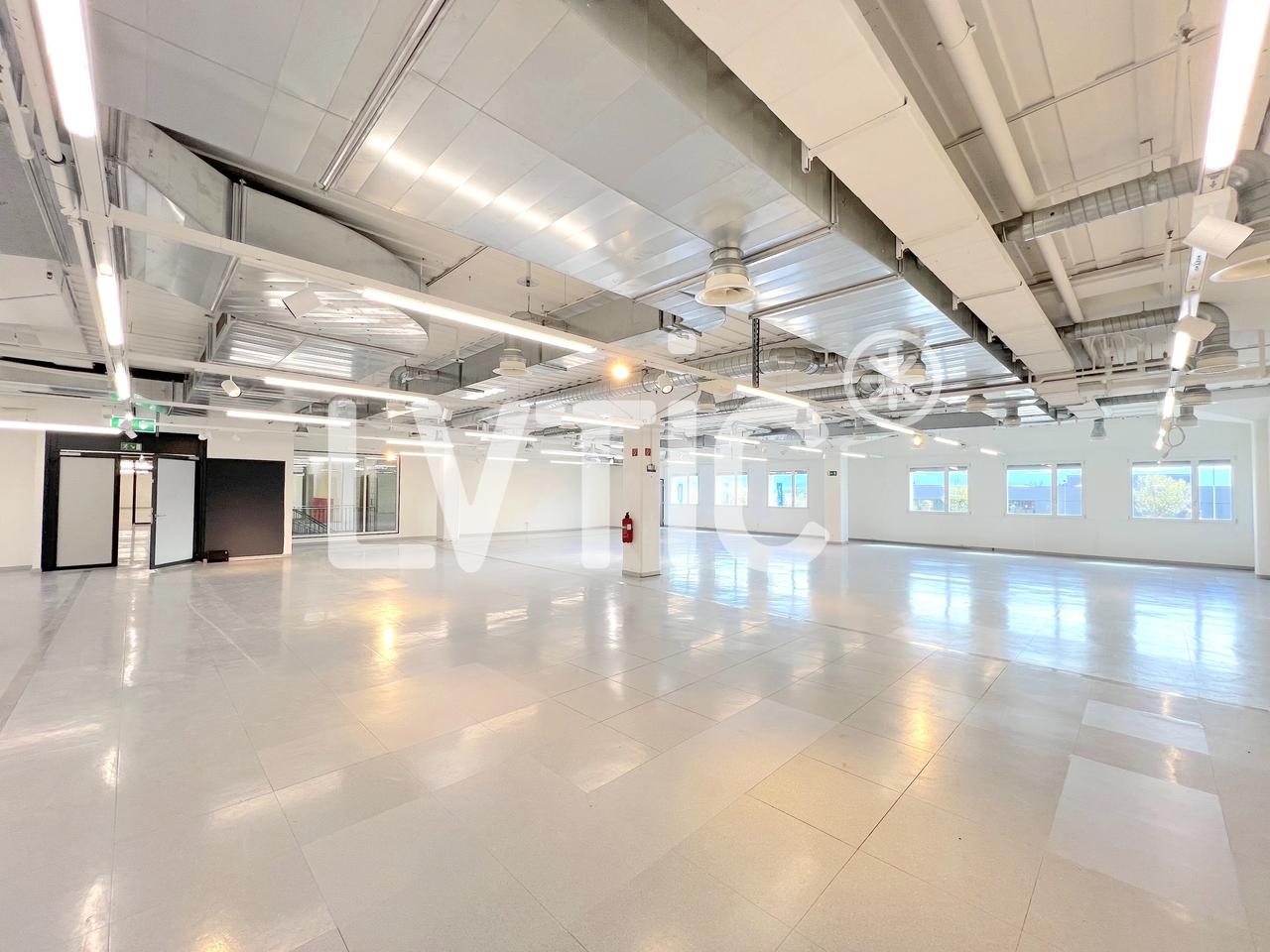 325m² shop
