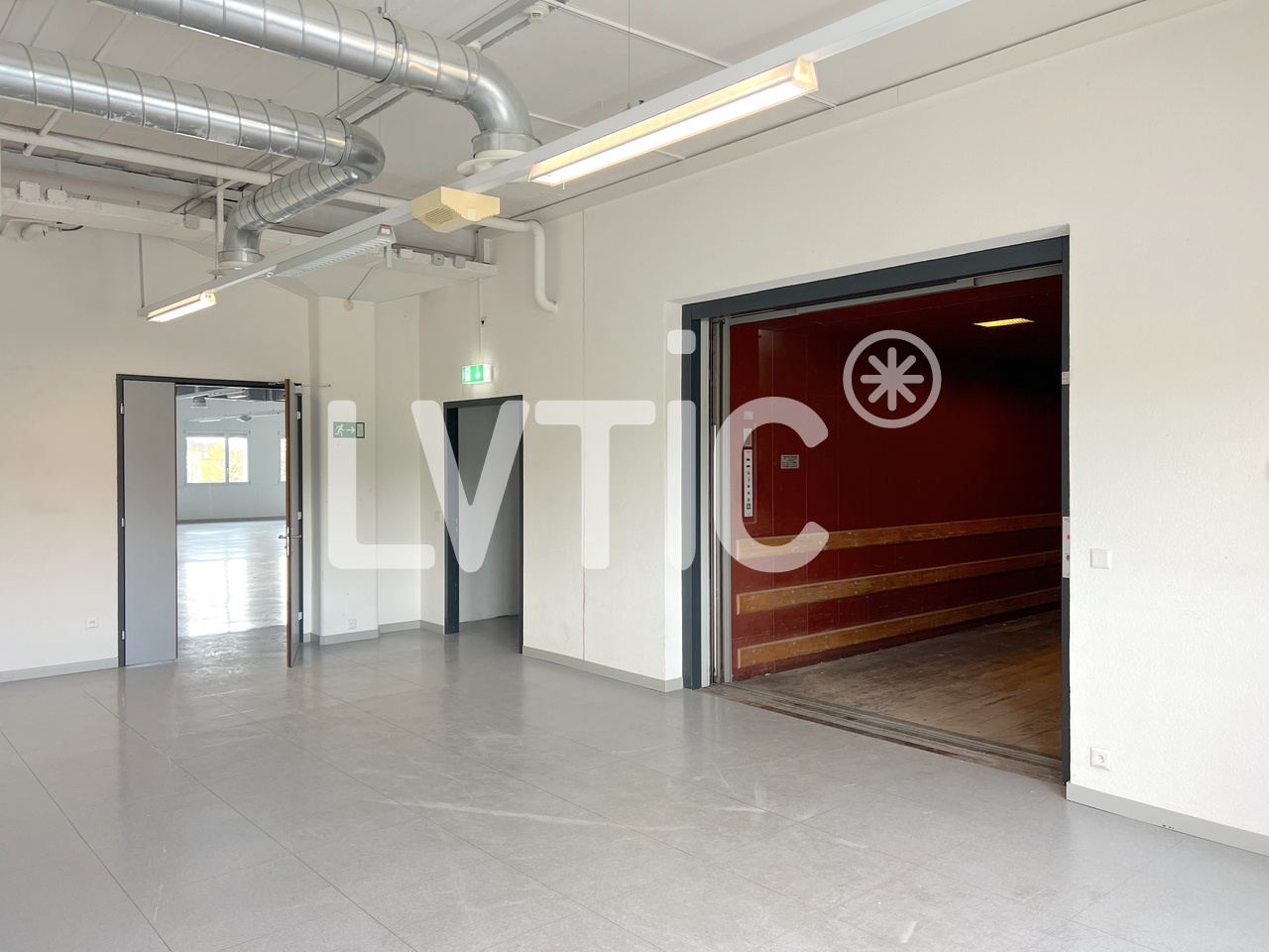 325m² shop