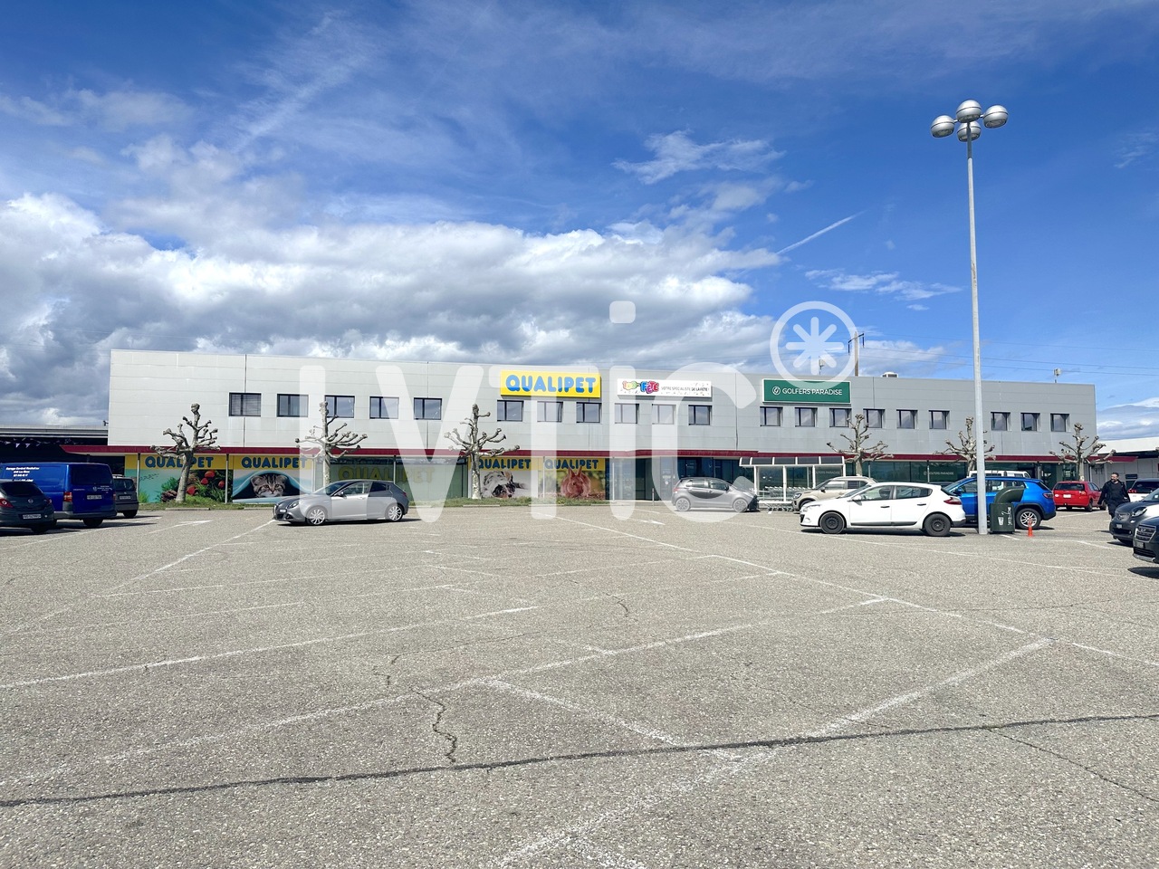 325m² shop