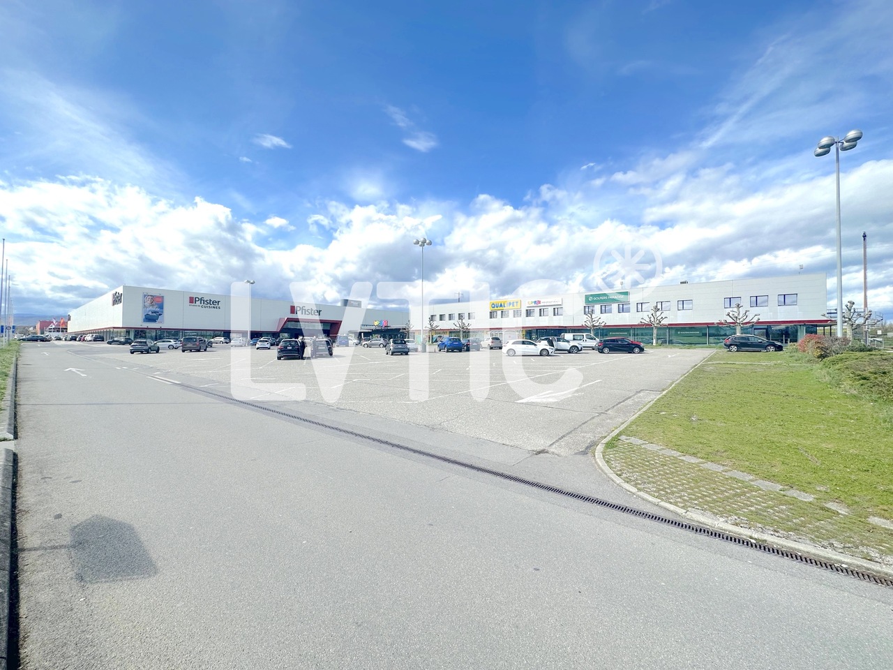 325m² shop