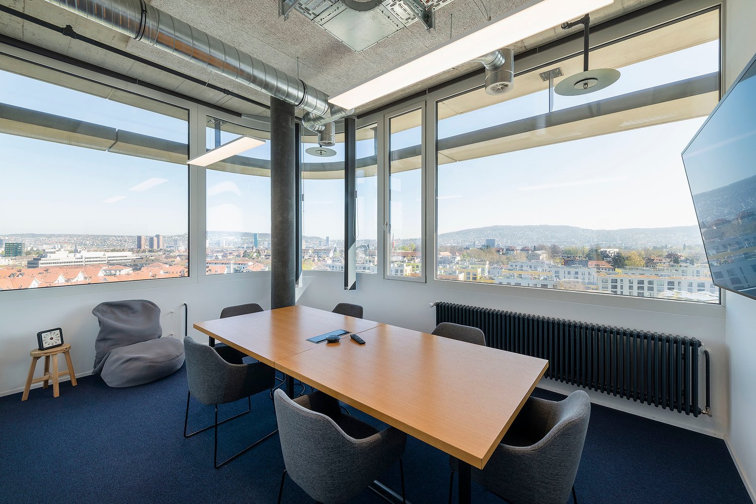 1058m² office