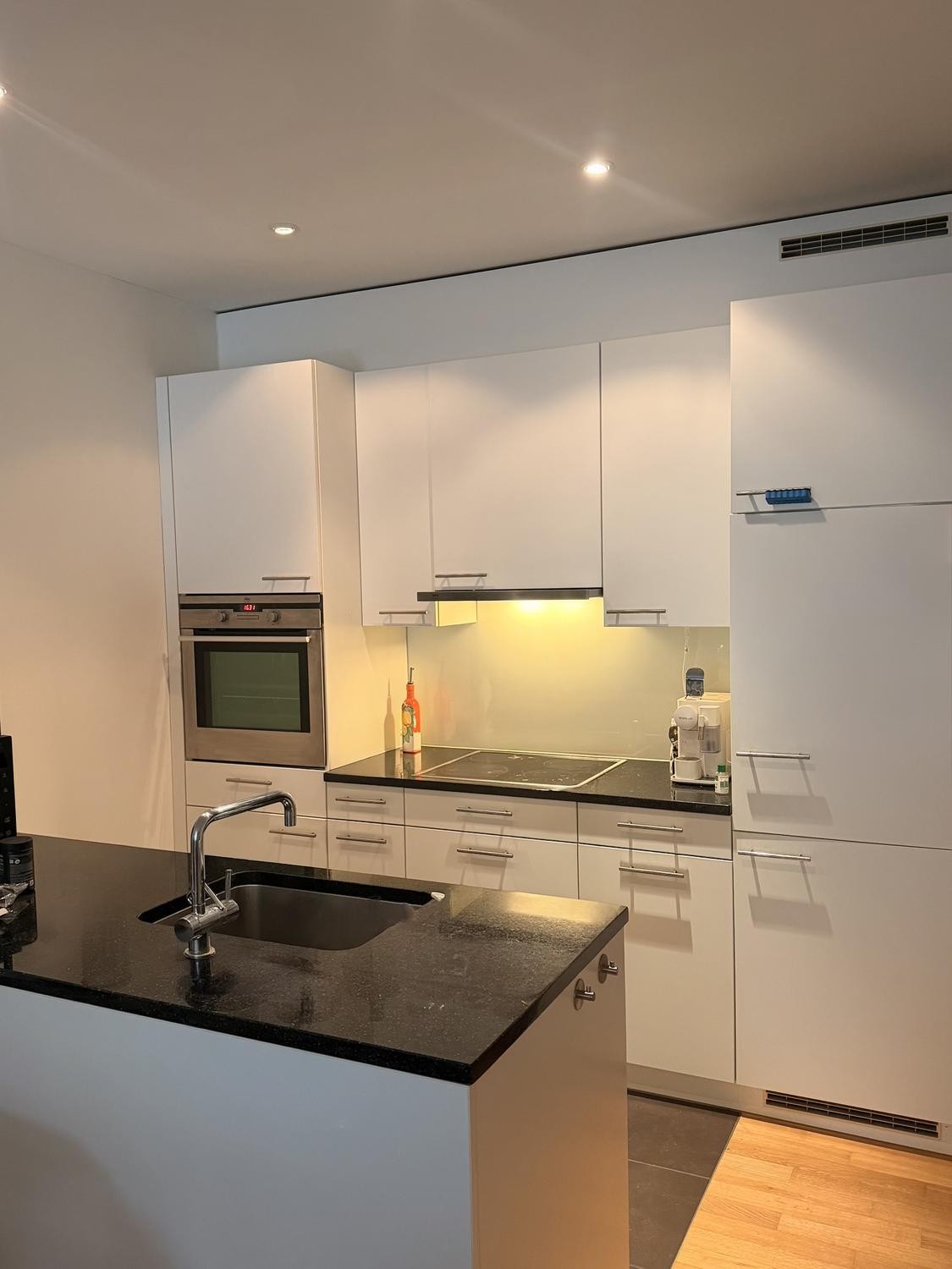 Incantevole appartamento di 2,5 locali in affitto a Luzern - 19 Bireggstrasse, 6003 Luzern
Un grazioso appartamento di 2,5 locali disponibile per l'affitto a Luzern, ideale per una persona singola o una coppia in cerca di una casa confortevole.
L'appartamento offre un accogliente spazio living, una , foto 4 di 5