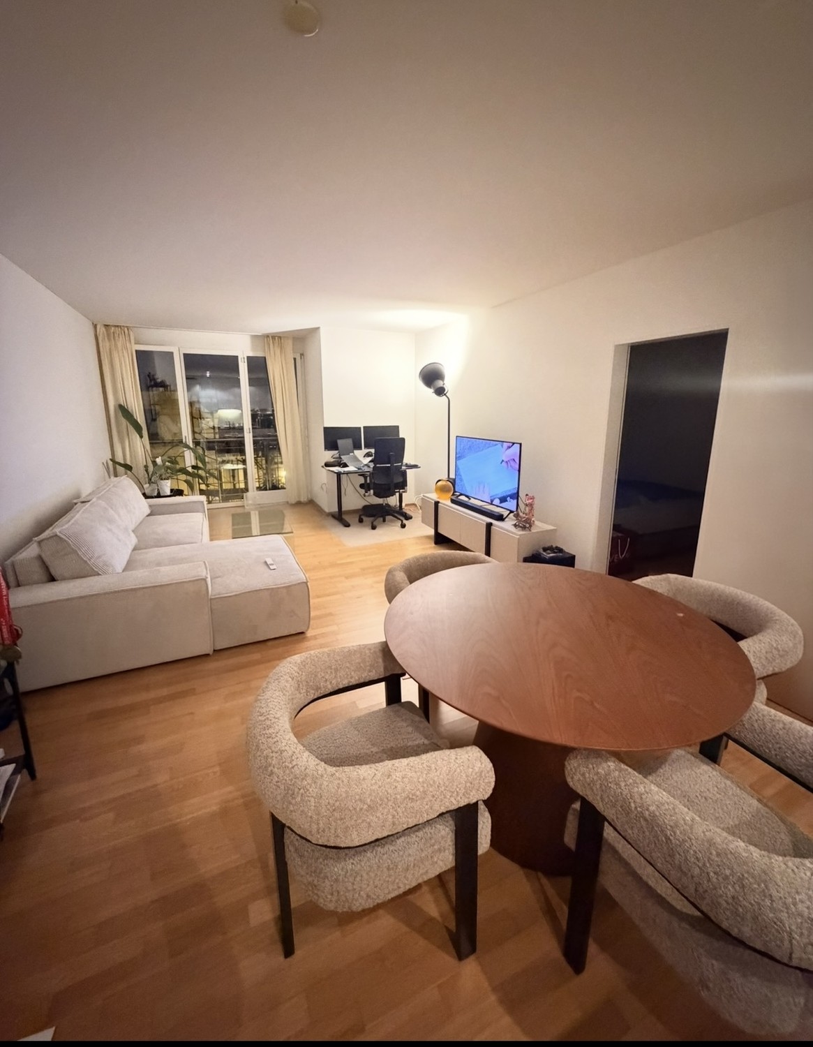 Incantevole appartamento di 2,5 locali in affitto a Luzern - 19 Bireggstrasse, 6003 Luzern
Un grazioso appartamento di 2,5 locali disponibile per l'affitto a Luzern, ideale per una persona singola o una coppia in cerca di una casa confortevole.
L'appartamento offre un accogliente spazio living, una , foto 1 di 5