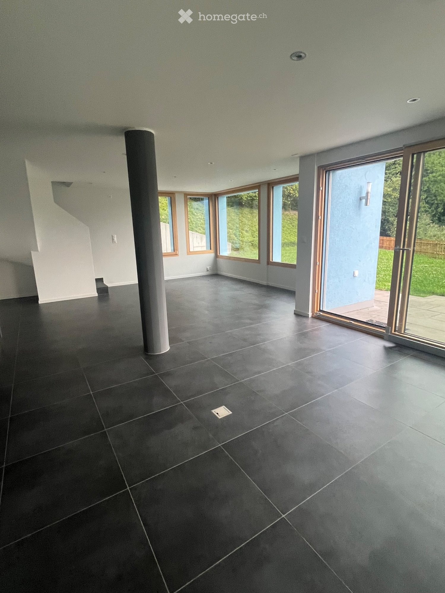 4-Zimmer-Einfamilienhaus

Zu vermieten in der Nähe des Stadtzentrums von Monthey und des Tunnels der Vallée, eine Villa als Einfamilienhaus.
Sie besteht aus:
3 Schlafzimmern, davon 1 Elternschlafzimmer.
3 Badezimmer mit Dusche oder Badewanne
1 voll ausgestattete Küche mit Backofen, Mikrowelle, Kochf