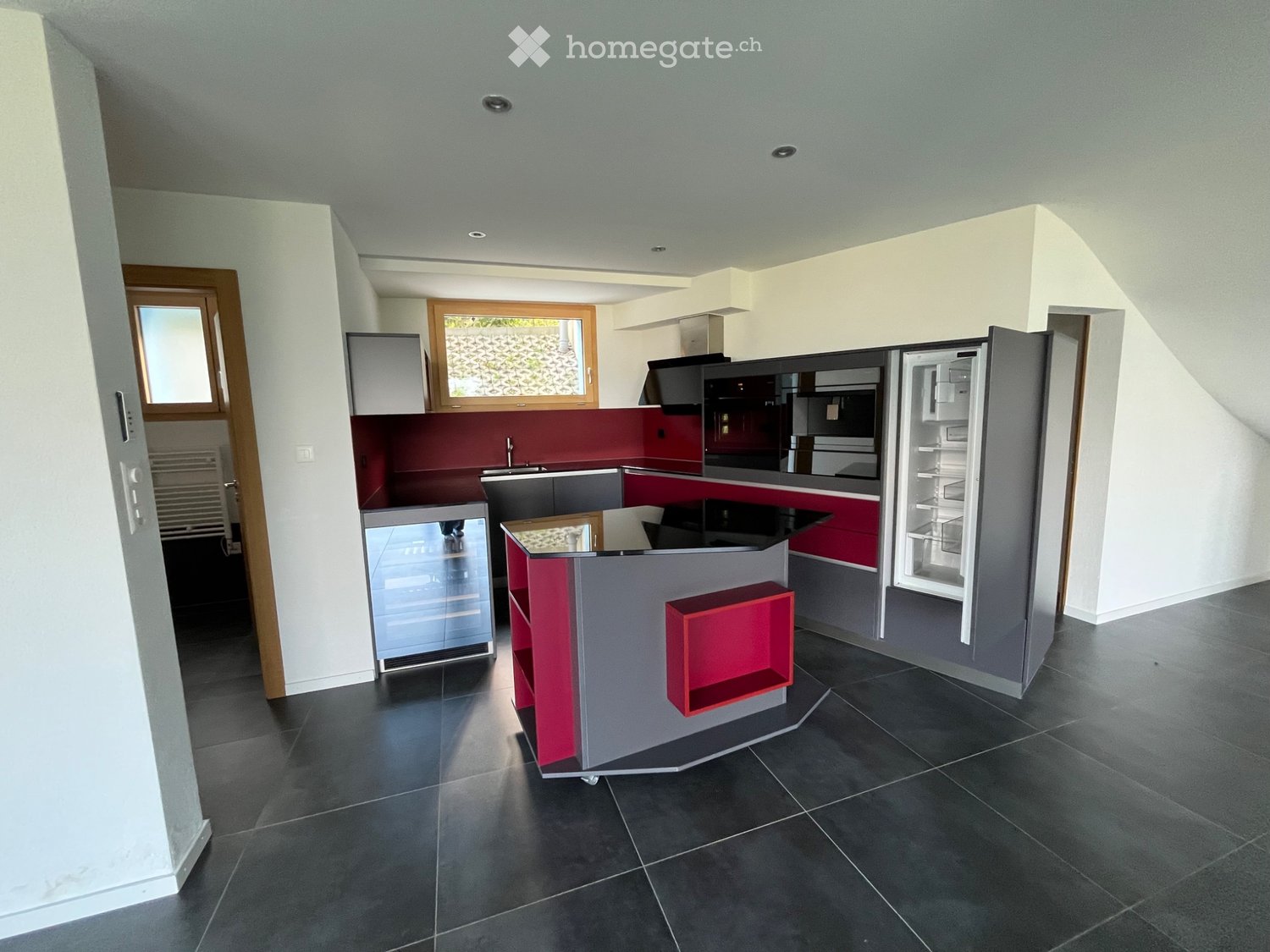 4-Zimmer-Einfamilienhaus

Zu vermieten in der Nähe des Stadtzentrums von Monthey und des Tunnels der Vallée, eine Villa als Einfamilienhaus.
Sie besteht aus:
3 Schlafzimmern, davon 1 Elternschlafzimmer.
3 Badezimmer mit Dusche oder Badewanne
1 voll ausgestattete Küche mit Backofen, Mikrowelle, Kochf