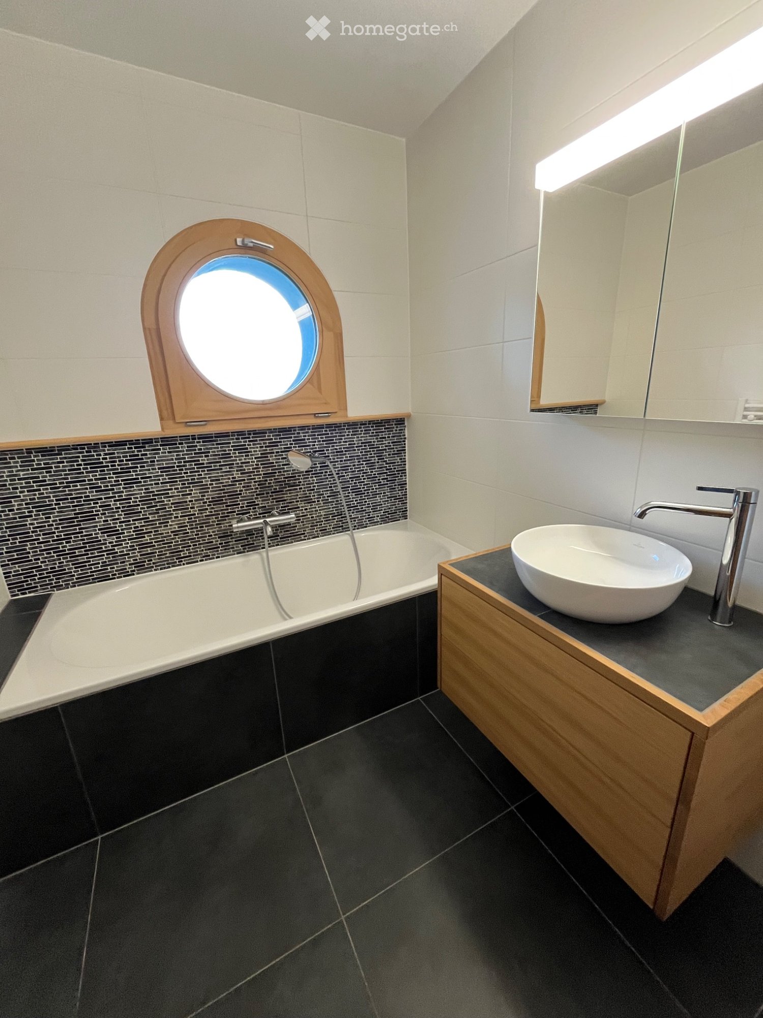 4-Zimmer-Einfamilienhaus

Zu vermieten in der Nähe des Stadtzentrums von Monthey und des Tunnels der Vallée, eine Villa als Einfamilienhaus.
Sie besteht aus:
3 Schlafzimmern, davon 1 Elternschlafzimmer.
3 Badezimmer mit Dusche oder Badewanne
1 voll ausgestattete Küche mit Backofen, Mikrowelle, Kochf