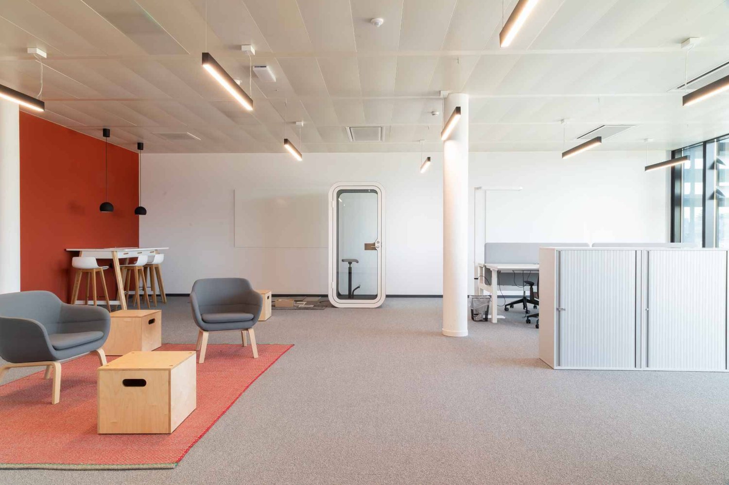 2051m² office