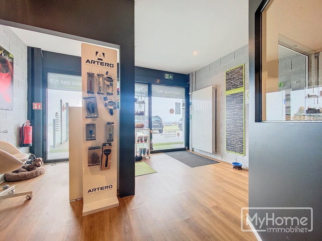 79m² shop