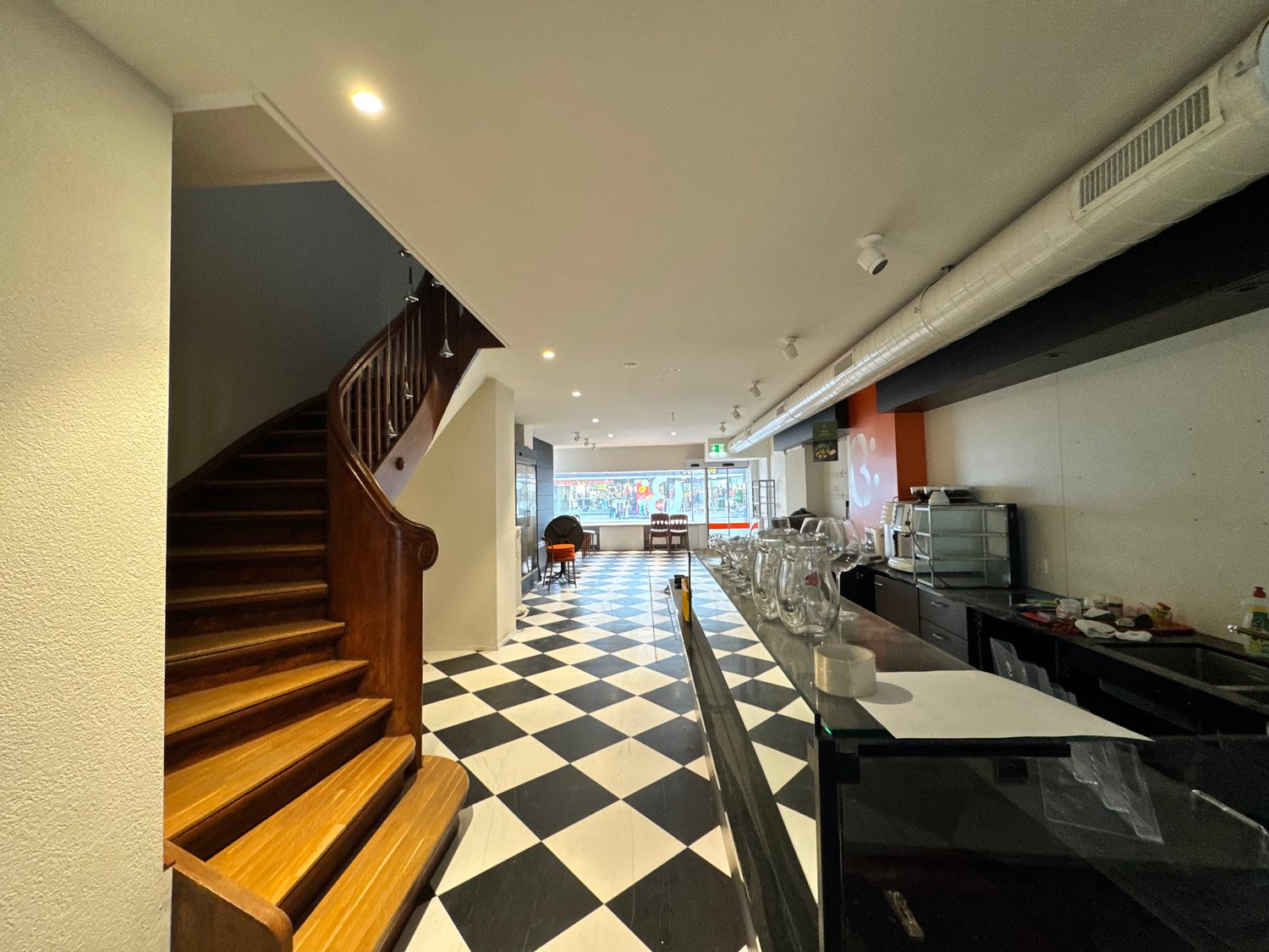355m² caffè