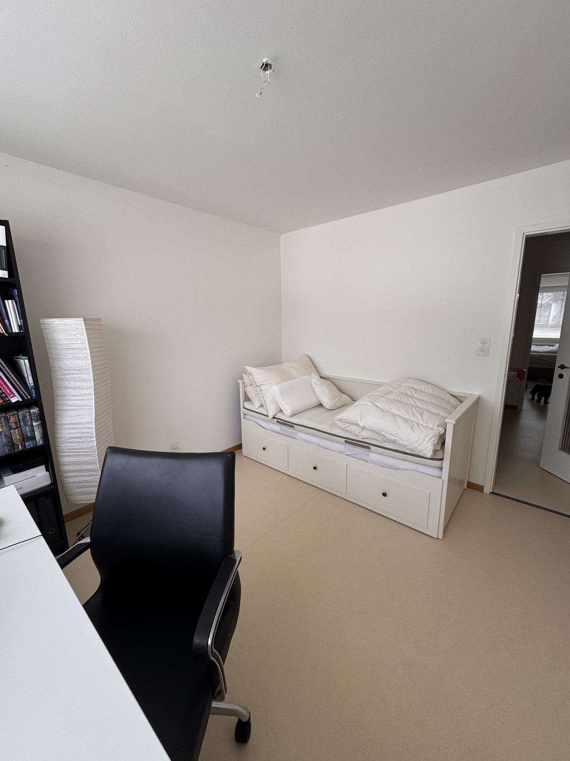 Appartamento di 1 locale

Stanza luminosa, tranquilla e soleggiata a Zürich-Höngg con scrivania e libreria. La stanza è arredata e offre un'atmosfera piacevole e tranquilla – ideale per vivere e lavorare.
L'appartamento si trova in un ambiente tranquillo e bello a Höngg e dispone di un buon collegam