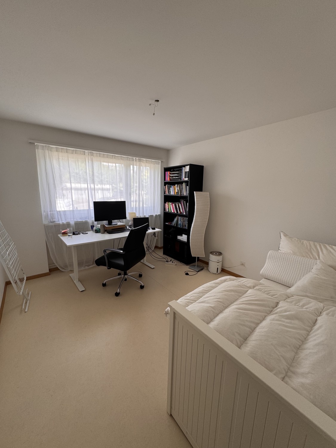 Appartamento di 1 locale

Stanza luminosa, tranquilla e soleggiata a Zürich-Höngg con scrivania e libreria. La stanza è arredata e offre un'atmosfera piacevole e tranquilla – ideale per vivere e lavorare.
L'appartamento si trova in un ambiente tranquillo e bello a Höngg e dispone di un buon collegam