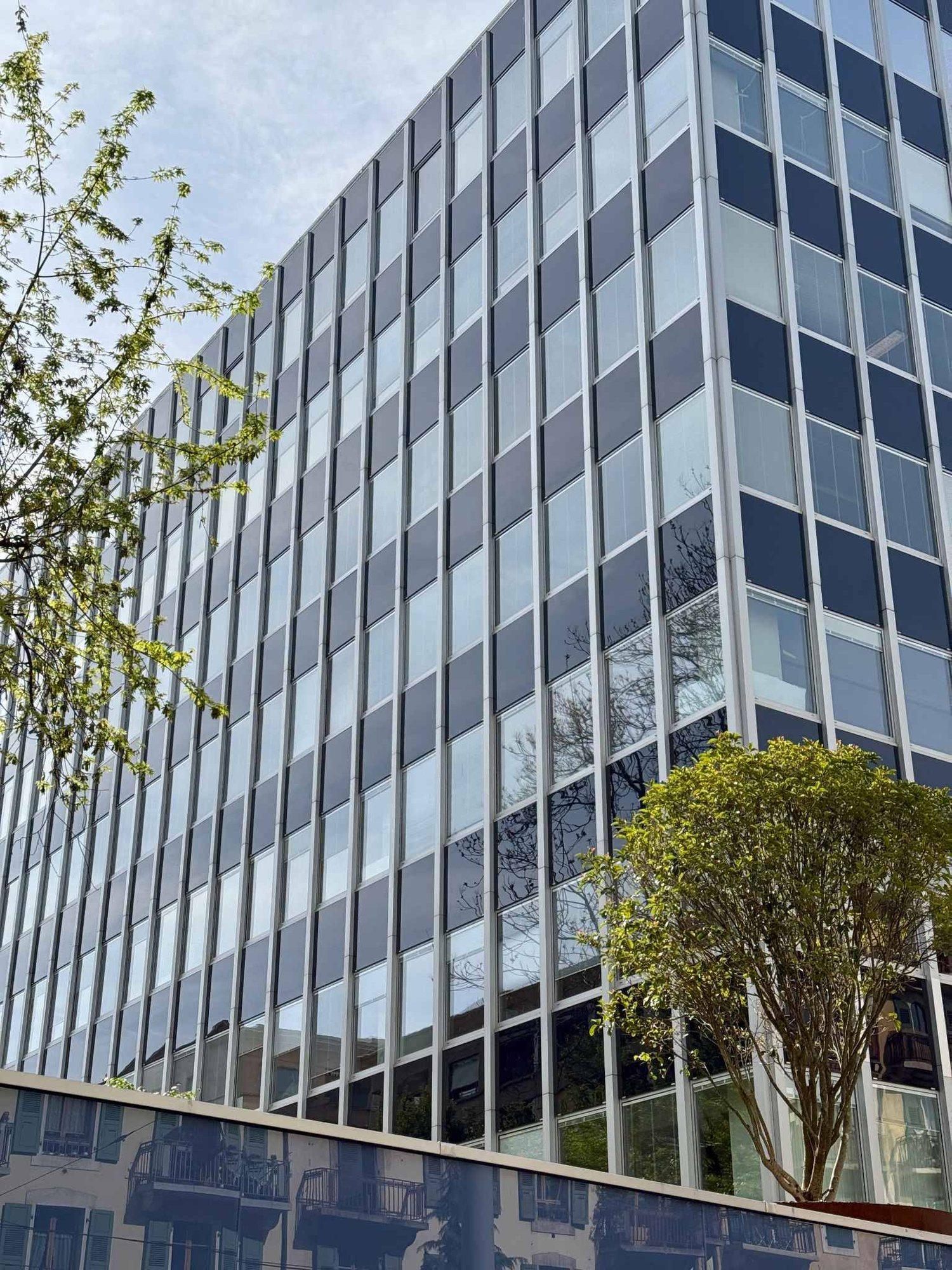 1280m² office