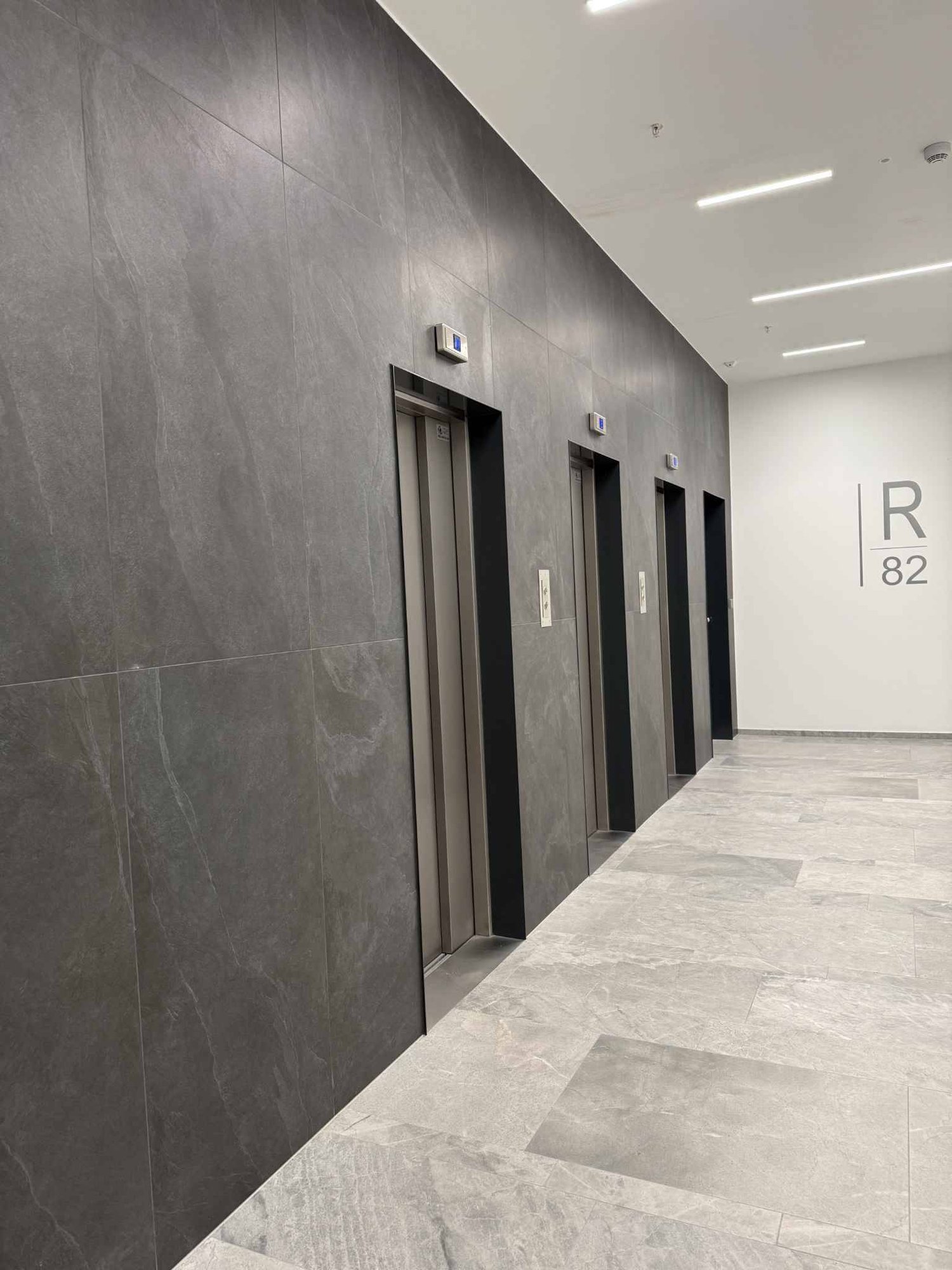 1280m² office