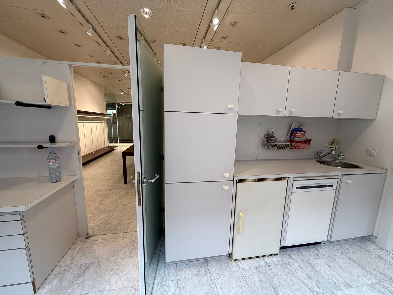60m² commercial
