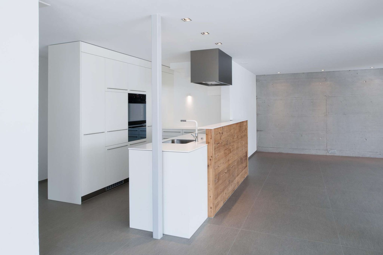 Appartement de 3 ½ pièces
Épicerie, boulangerie/café, banque, commune, arrêt de bus - tout est au coin de la rue
Emplacement calme dans la verdure avec un ruisseau à côté