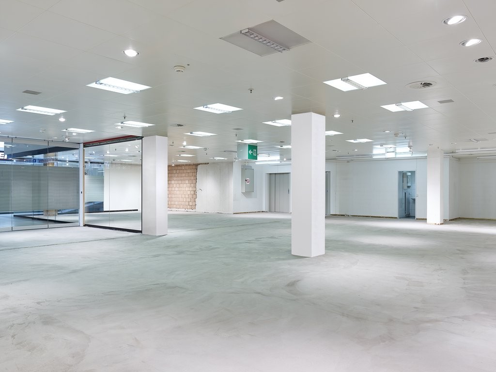 371m² shop