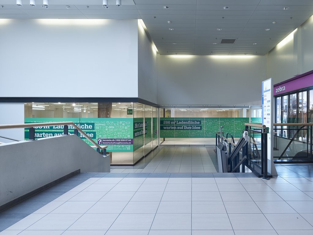 371m² shop