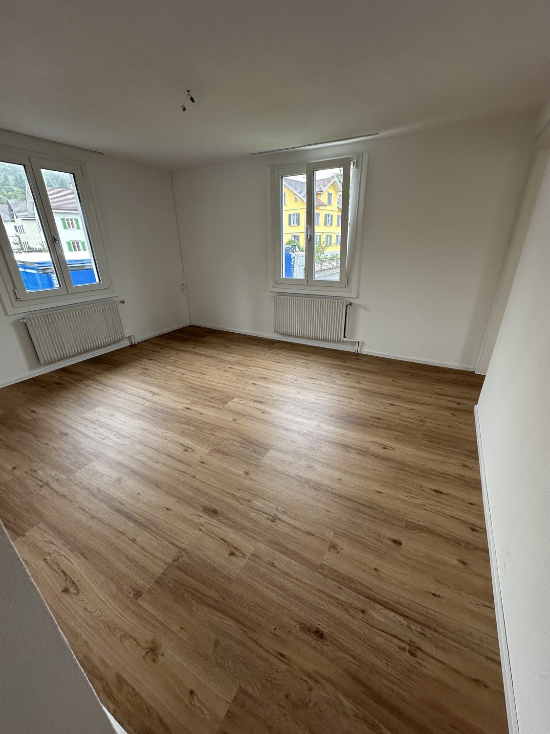 Appartamento di 3 ½ locali

Appartamento luminoso, recentemente ristrutturato nel 2025, in posizione centrale a Buchs SG

Churerstrasse 21, 9470 Buchs SG

In una posizione centrale a Buchs, affittiamo dal 1° ottobre 2026 un appartamento luminoso e curato, che è stato completamente ristrutturato nel , foto 1 di 9