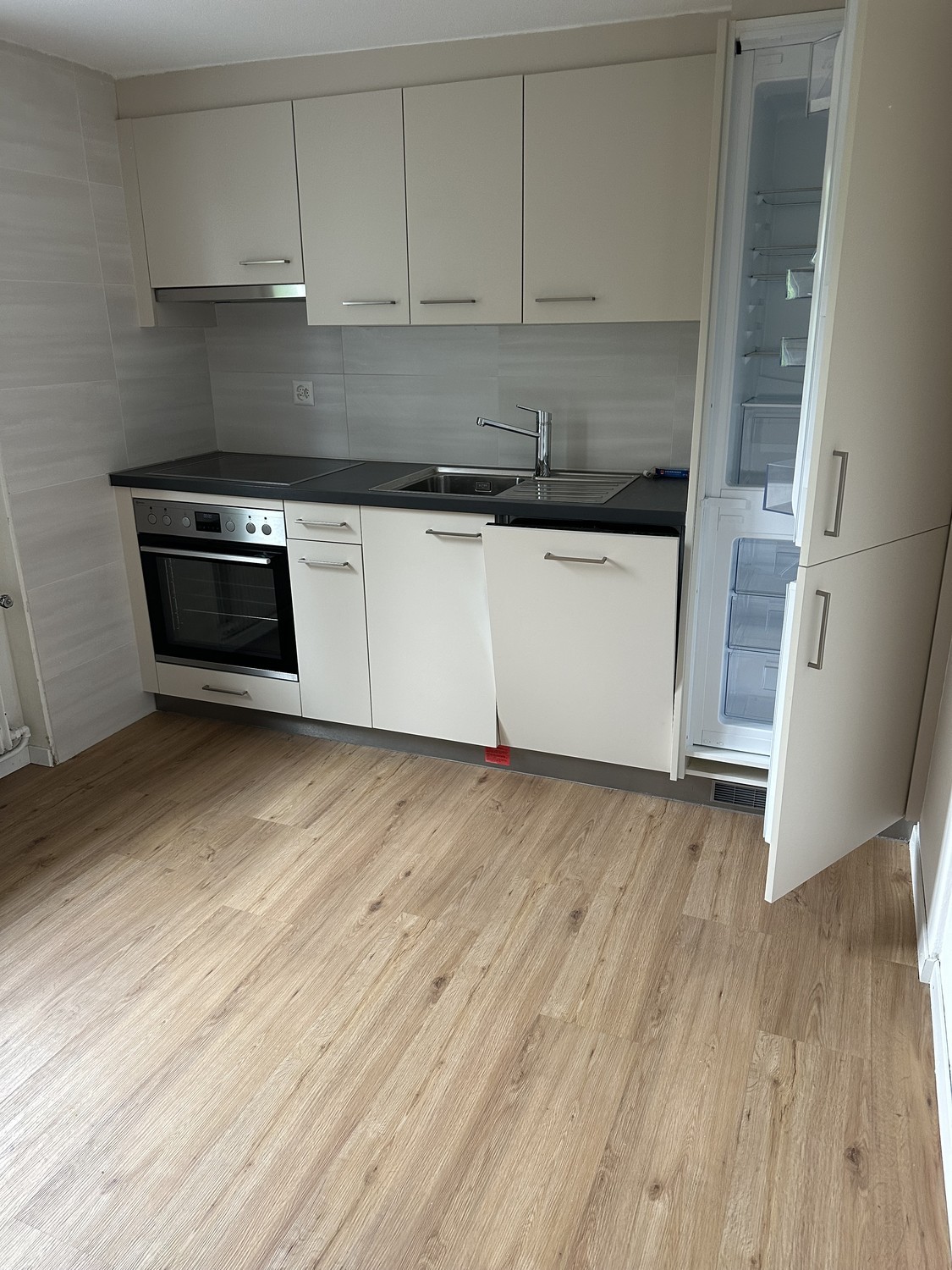 Appartamento di 3 ½ locali

Appartamento luminoso, recentemente ristrutturato nel 2025, in posizione centrale a Buchs SG

Churerstrasse 21, 9470 Buchs SG

In una posizione centrale a Buchs, affittiamo dal 1° ottobre 2026 un appartamento luminoso e curato, che è stato completamente ristrutturato nel , foto 3 di 9