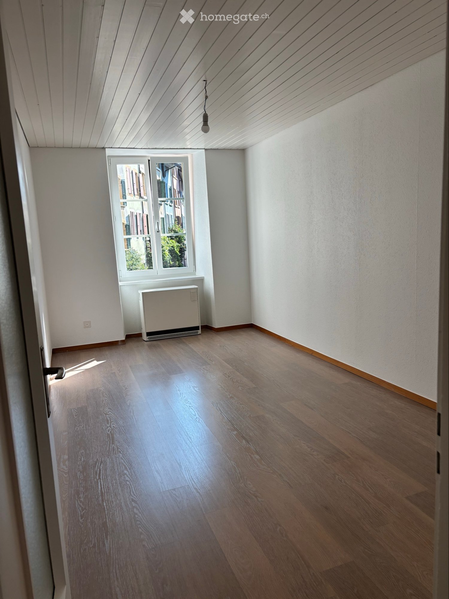 Joli appartement entièrement rénové avec grand séjour et cuisine habitable. Situé au 1er étage dune maison villageoise. Libre de suite ou à convenir., foto 5 di 5