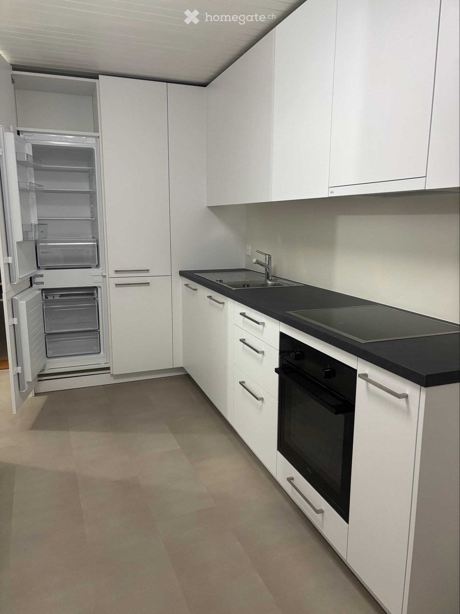 Joli appartement entièrement rénové avec grand séjour et cuisine habitable. Situé au 1er étage dune maison villageoise. Libre de suite ou à convenir., foto 1 di 5