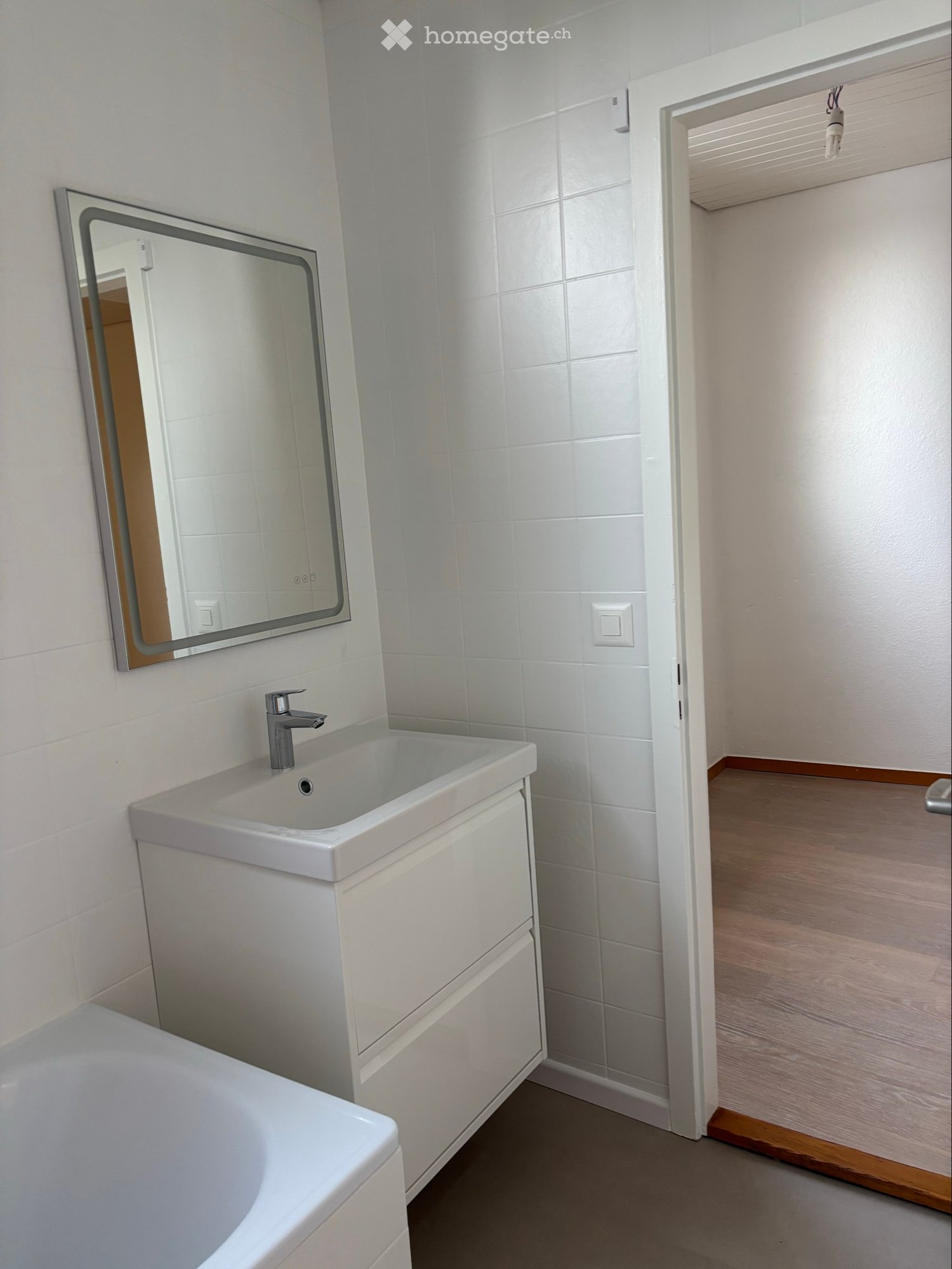 Joli appartement entièrement rénové avec grand séjour et cuisine habitable. Situé au 1er étage dune maison villageoise. Libre de suite ou à convenir., foto 2 di 5