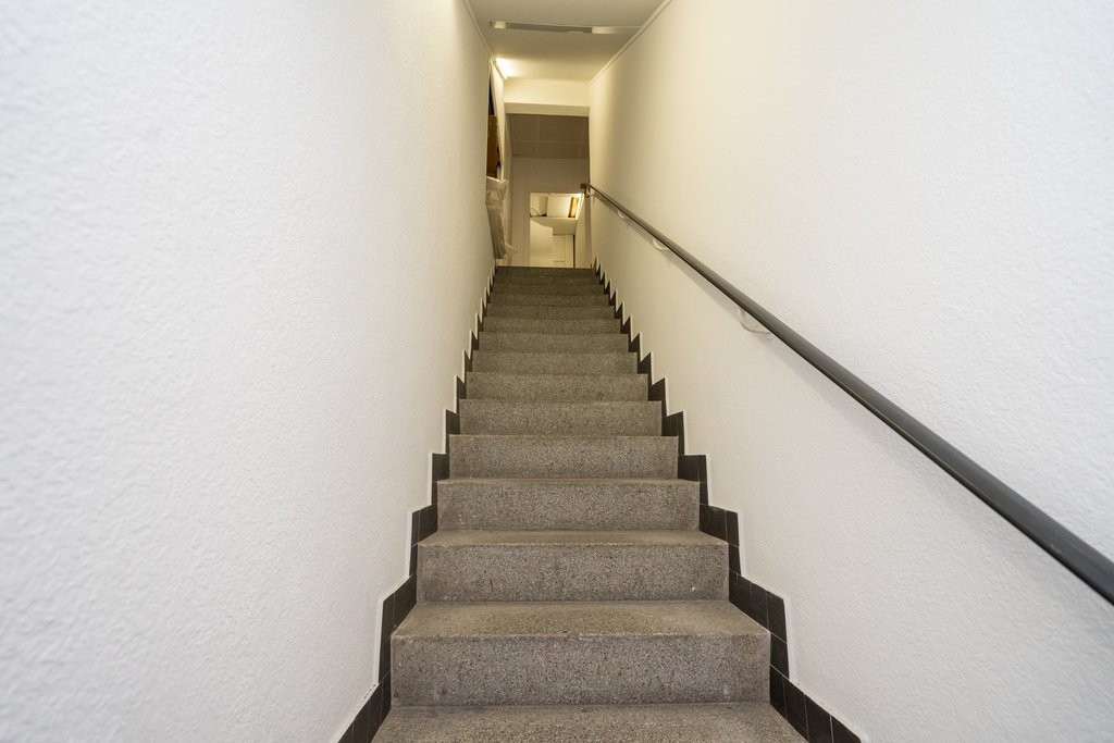 64m² shop