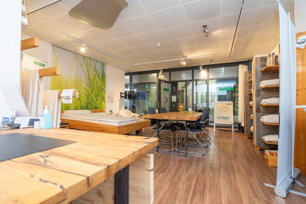 64m² shop