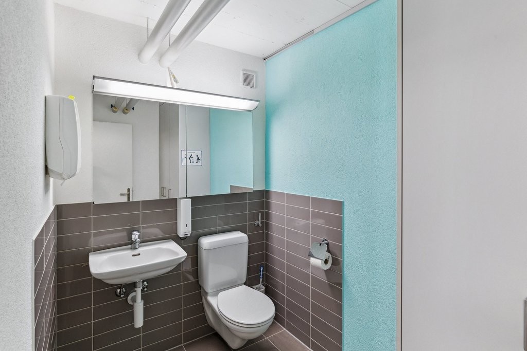 136m² commercial

Are you looking for a new place of success? Then you have come to the right place!

By arrangement, we are renting attractive office/commercial premises of 137 m2 at our property at Aufwiesenstrasse 4 in 8305 Dietlikon.

The office or commercial space offers you individual possibil