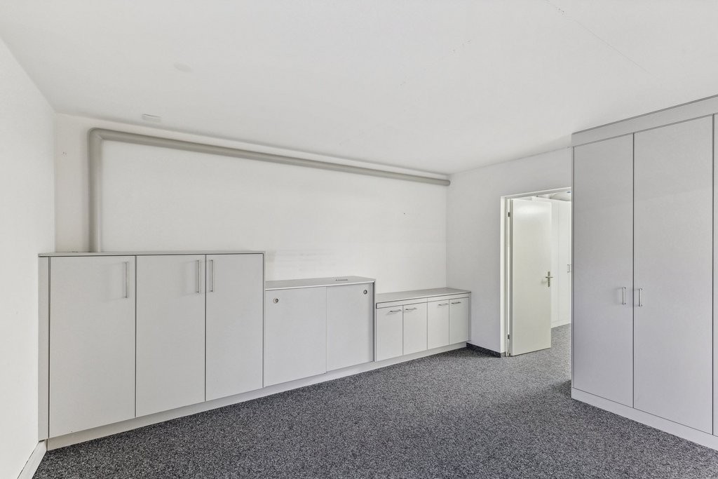 136m² commercial

Are you looking for a new place of success? Then you have come to the right place!

By arrangement, we are renting attractive office/commercial premises of 137 m2 at our property at Aufwiesenstrasse 4 in 8305 Dietlikon.

The office or commercial space offers you individual possibil