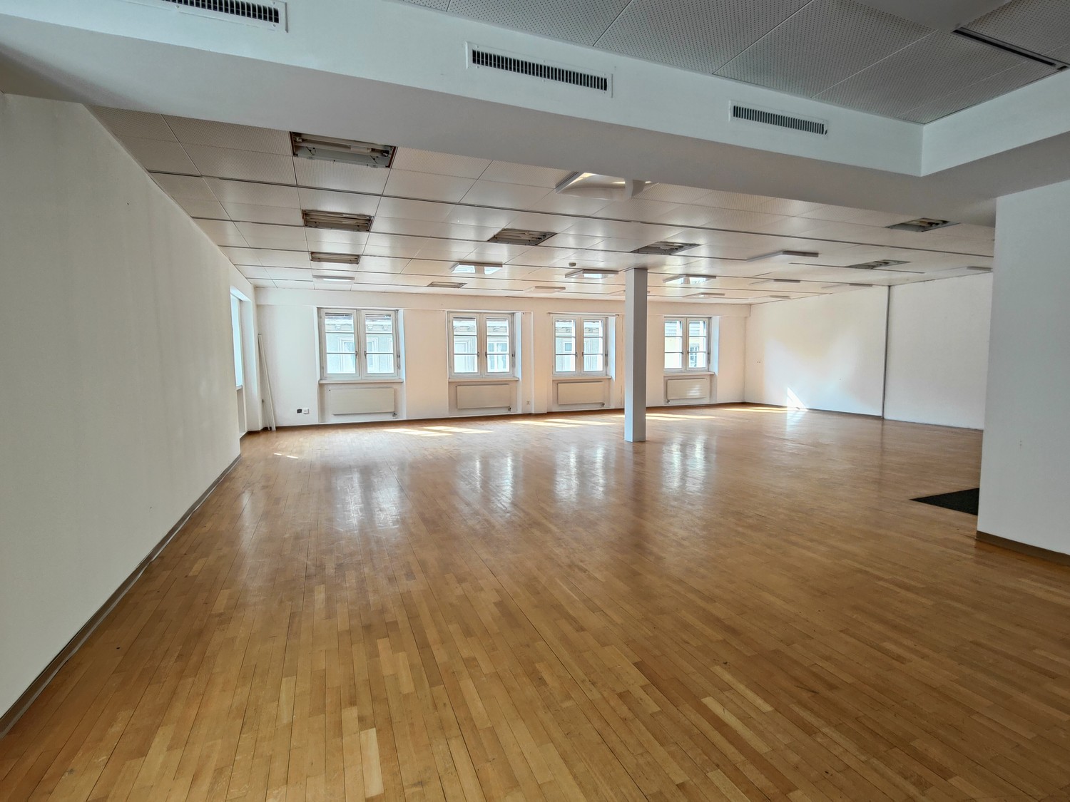 258m² office