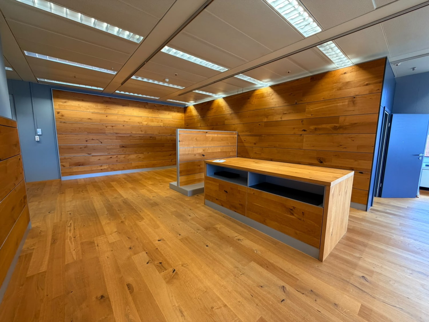 137m² commercial
