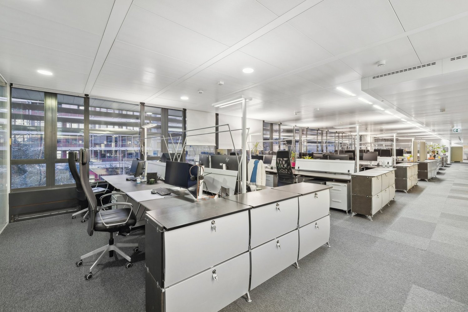 940m² office