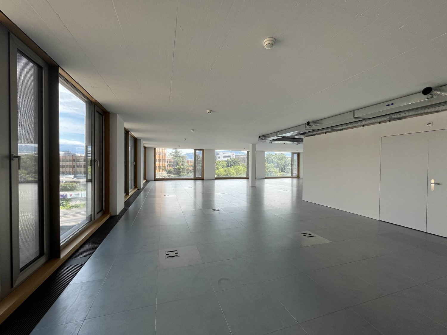 1219m² office
